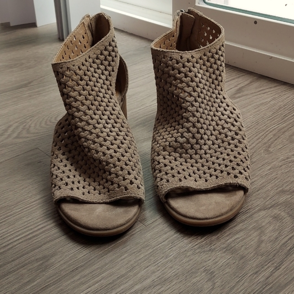 Lucky Brand open toe sz 9 1/2 medium/41  tan